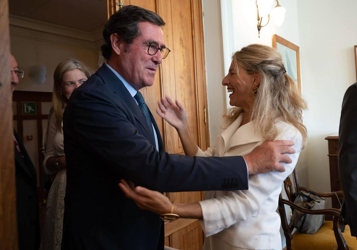 El presidente de la CEOE, Antonio Garamendi, saludando a la vicepresidenta, Yolanda Díaz.