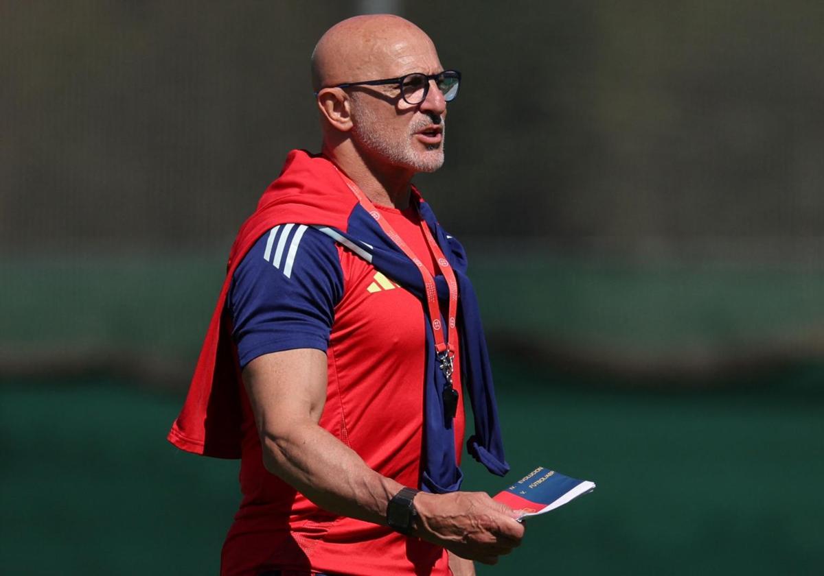 Luis de la Fuente, preparando el duelo ante Francia.