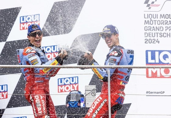 Marc y Álex Márquez, en el podio de Sachsenring.