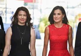 La reina Letizia junto a su secretaria María Dolores Ocaña.