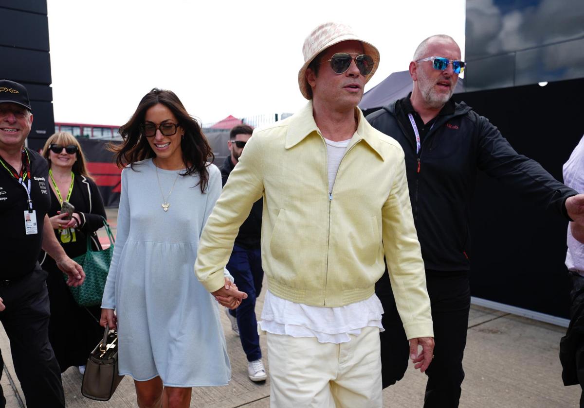 Brad Pitt e Ines De Ramon, a su llegada este domingo a la final del Gran Premio de Gran Bretaña.