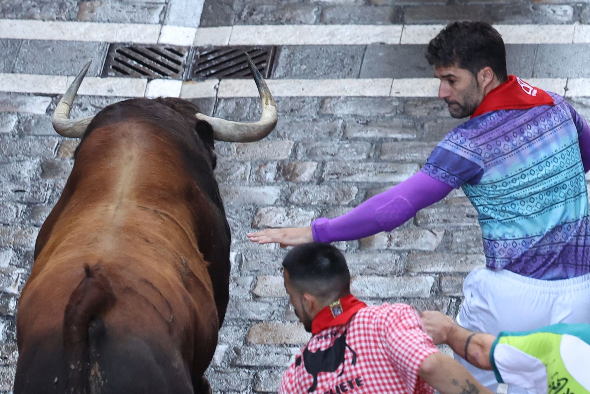 Varios mozos son perseguidos en el tramo inicial de la calle Estafeta desde la curva de Mercaderes.