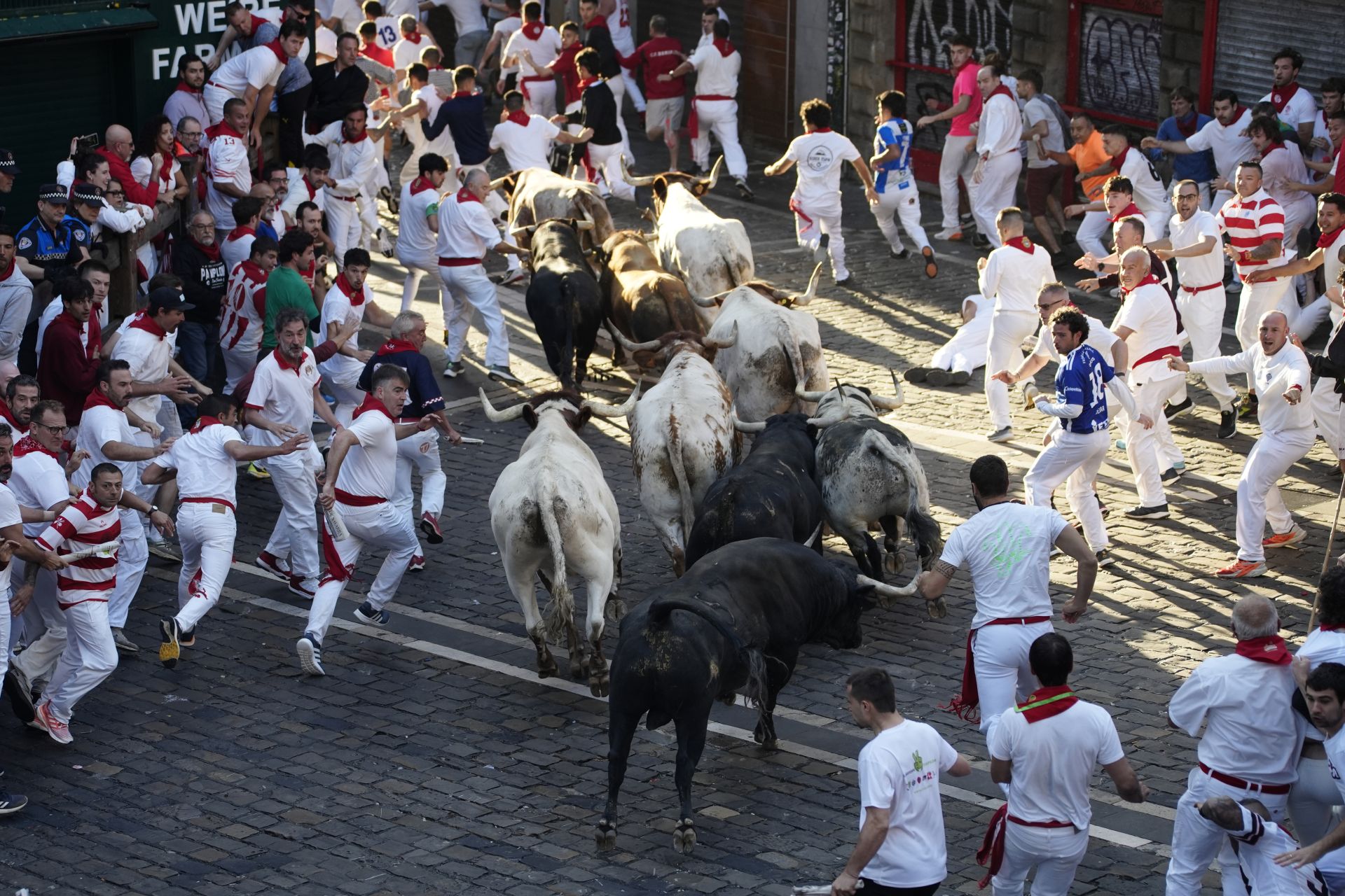 Varios mozos son perseguidos en el tramo inicial de la calle Estafeta desde la curva de Mercaderes durante el segundo encierro de los Sanfermines protagonizados por la ganadería de los Herederos de D. José Cebada Gago, de Medina Sidonia (Cádiz).