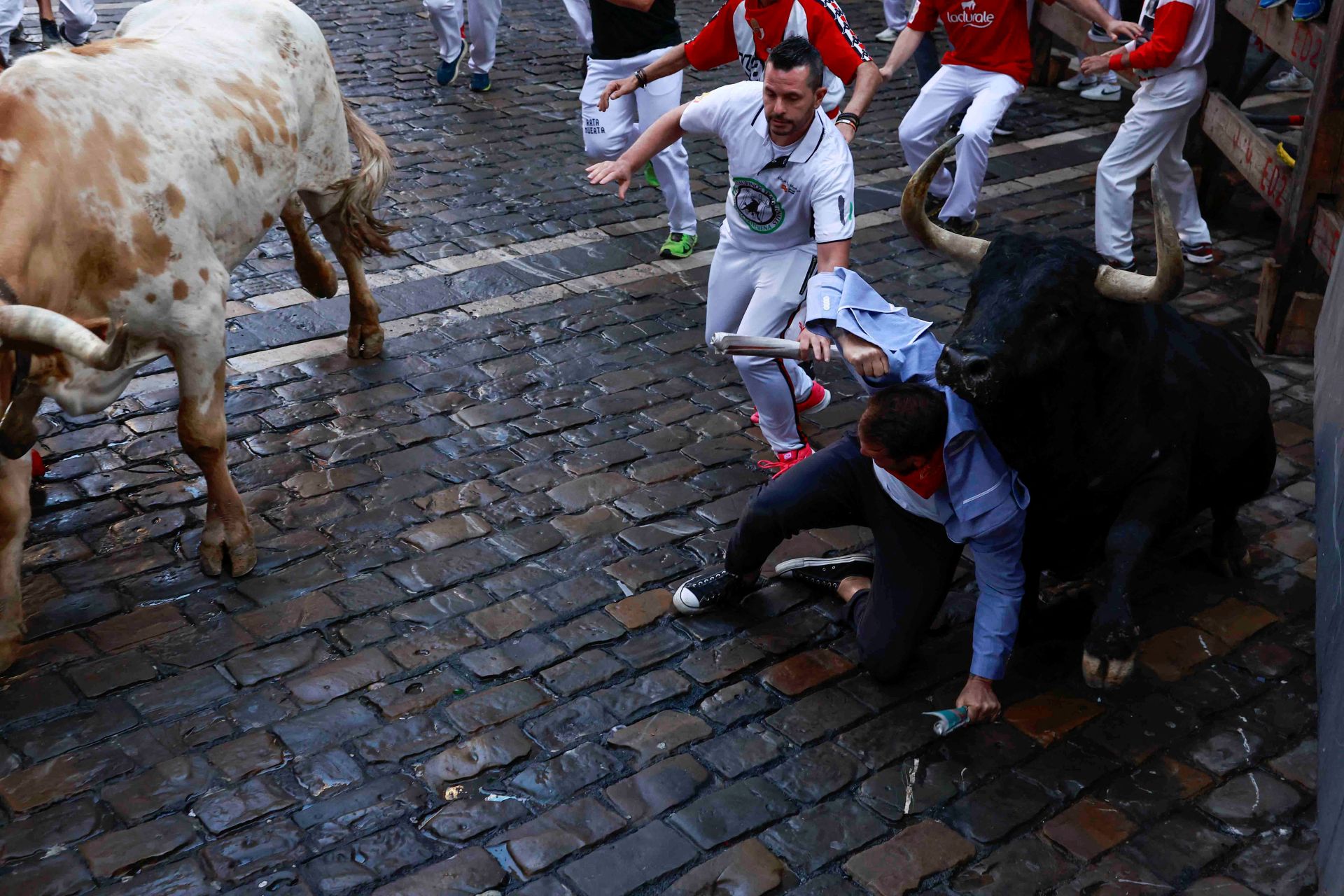 El segundo encierro de los Sanfermines 2024, con toros de la ganadería Herederos de José Cebada Gago, ha resultado rápido y peligroso. Se han vivido momentos de tensión e imágenes de mucho peligro a lo largo de todo el recorrido.