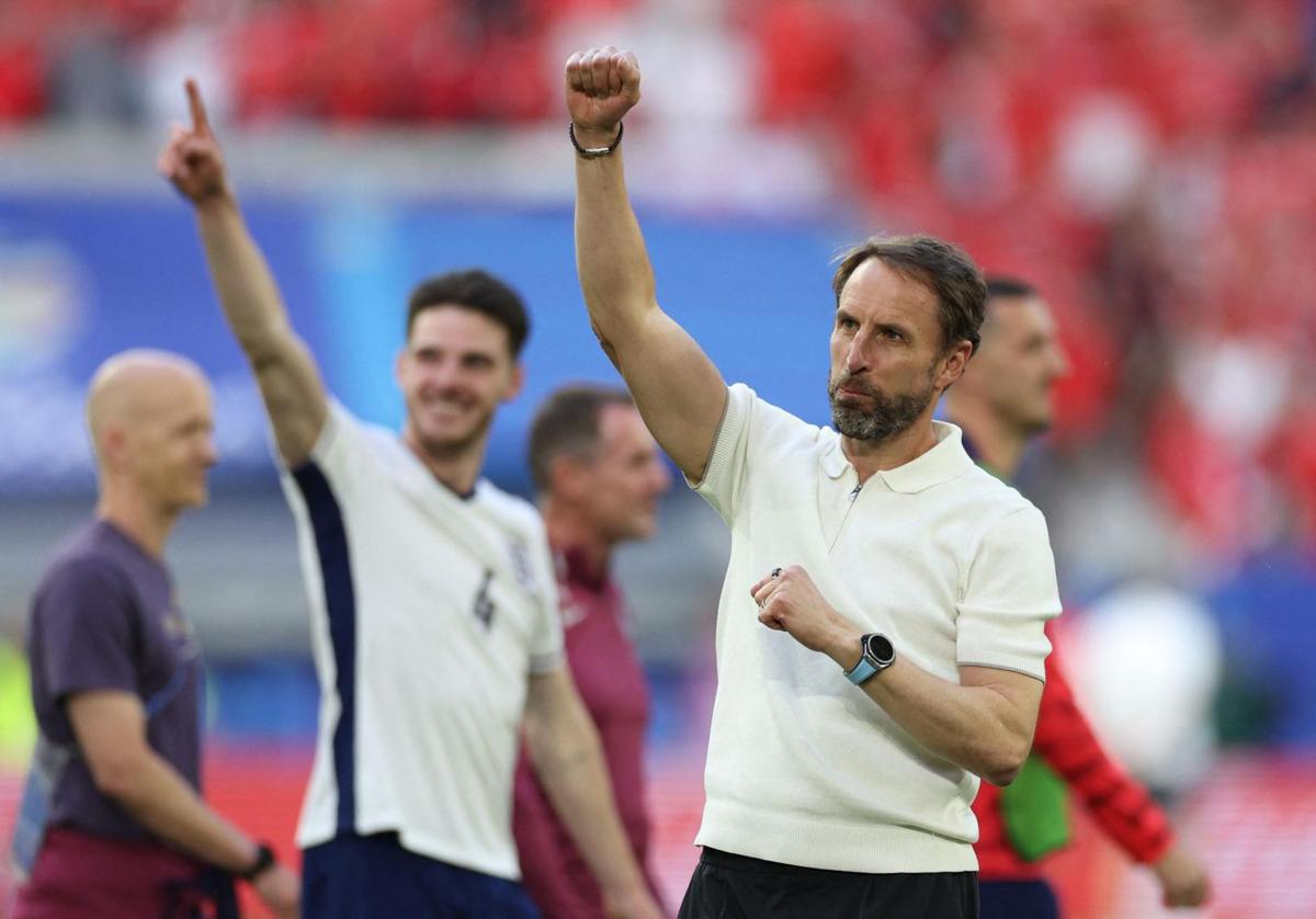 Gareth Southgate celebra la victoria inglesa ante Suiza en los penaltis.