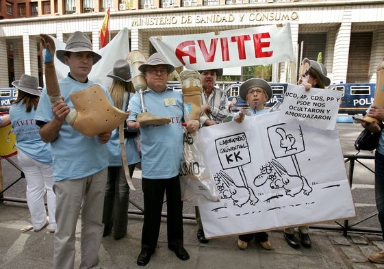 Afectados por la talidomida se manifiestan en el Ministerio de Sanidad, en 2006.