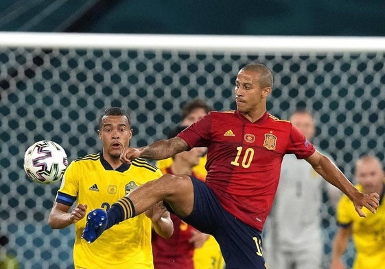 Thiago Alcántara, durante un partido con la selección española en 2021.