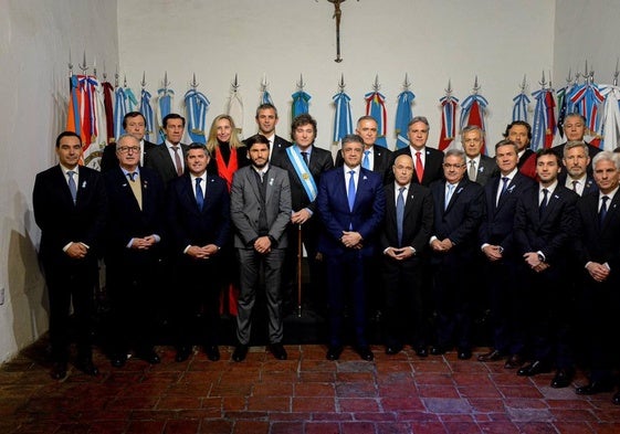 Los 18 gobernadores firmantes junto al presidente Javier Milei en Tucumán.