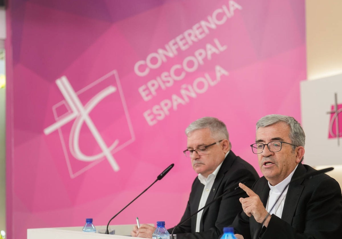 Los presidentes de la Confer, Jesús Díaz Sariego, y de los obispos, Luis Argüello, en una rueda de prensa.