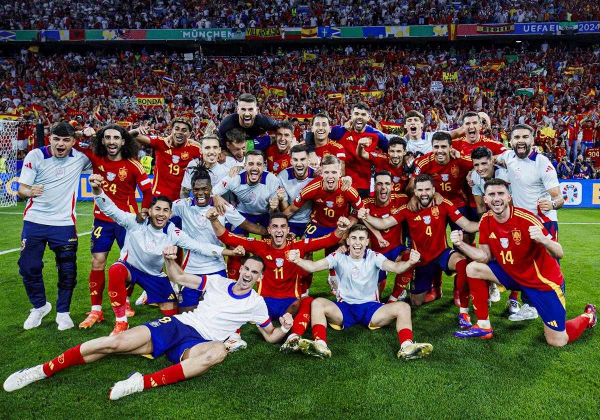 Olmo y Yamal celebran el segundo gol de España.