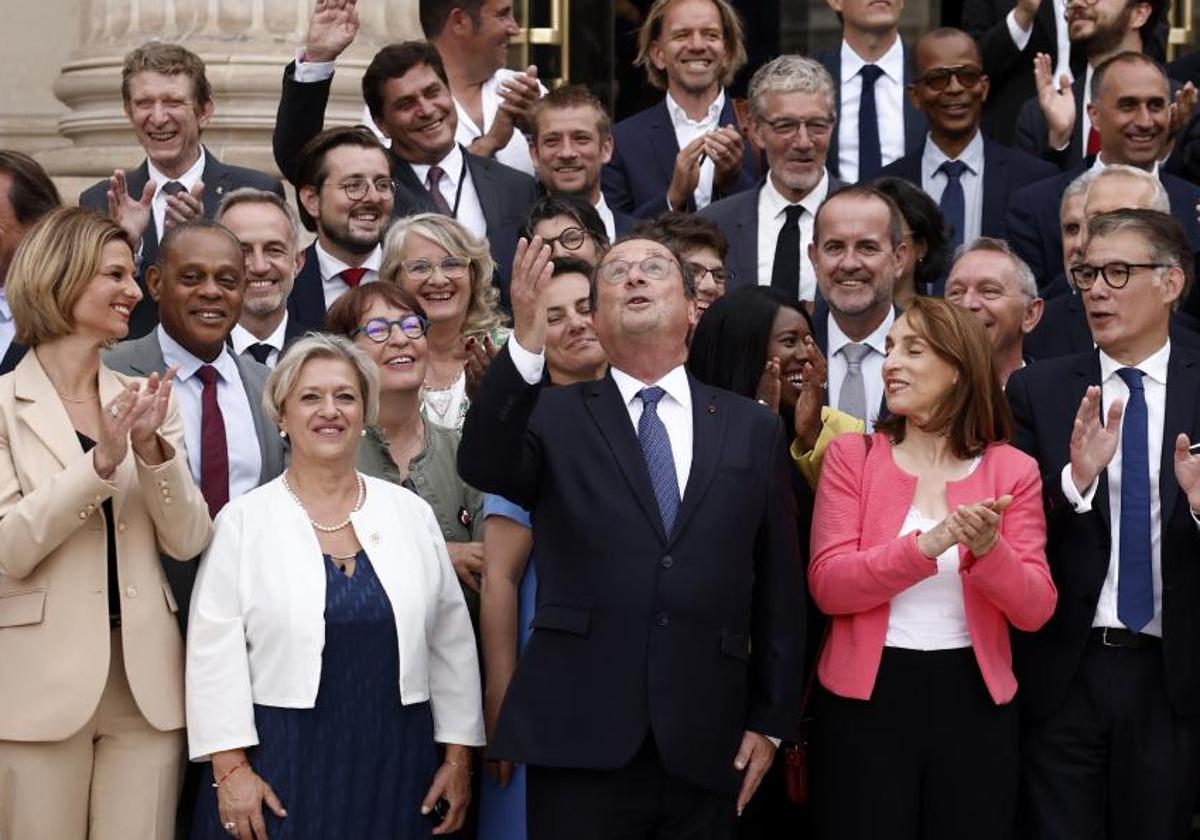 El expresidente Hollande posa junto con el resto de los diputados socialistas.