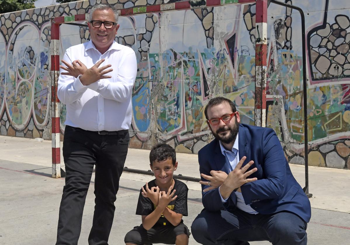 El alcalde de Mataró, David Bote (derecha), y su regidor José Antonio Ricis, con el pequeño Hatim.