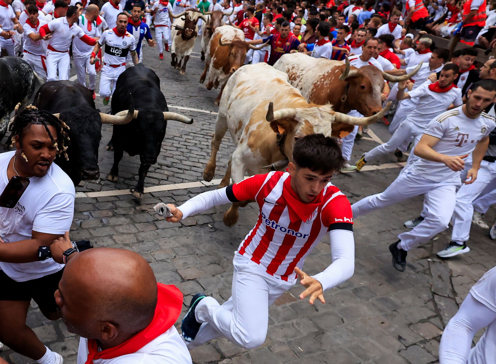 Un mozo se aparta al paso de los toros de Victoriano del Río en el tercer encierro.