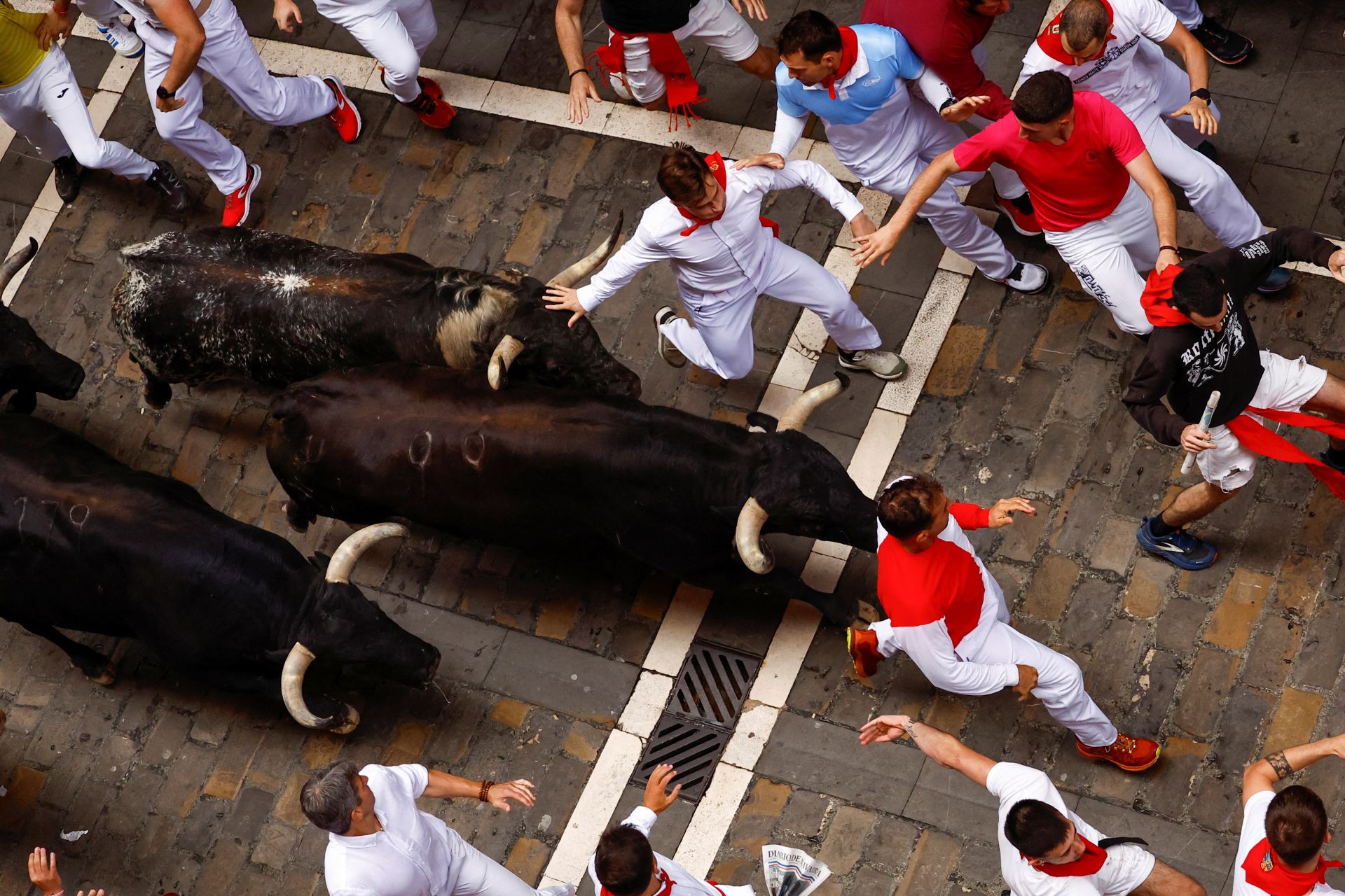 Los corredores durante el encierro de toros en el festival de San Fermín en Pamplona.