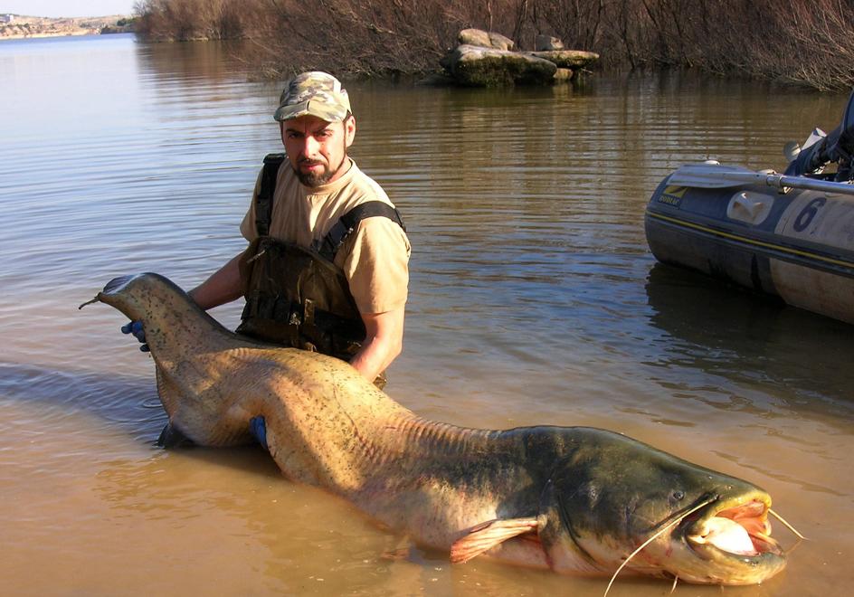 Un pescador sostiene su captura.