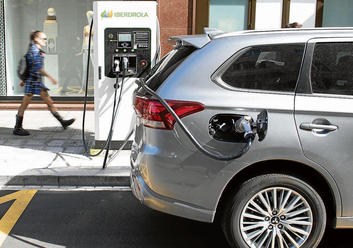 Un coche eléctrico en un poste de recarga.