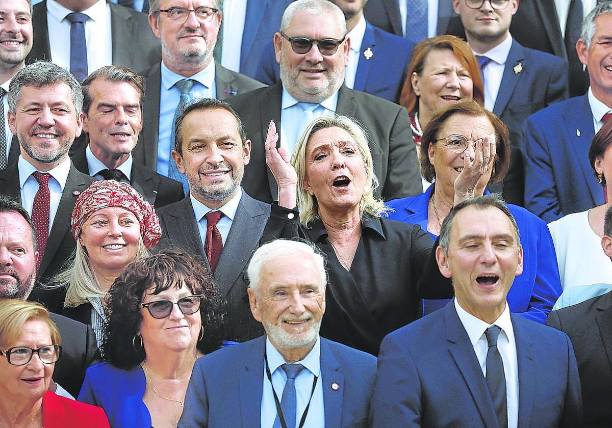 Marine Le Pen, en el centro, y el resto de diputados de Agrupación Nacional se tomaron este miércoles la foto de familia en la Asamblea Nacional.