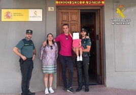 Los dos agentes posan con la niña y sus padres.