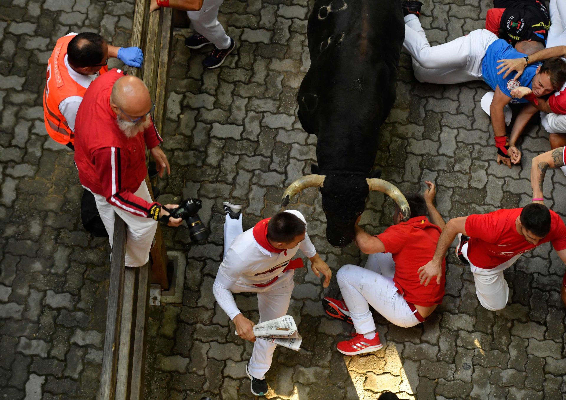 Los mozos son perseguidos por toros de la ganadería gaditana de Fuente Ymbro este miércoles, durante el cuatro encierro de los Sanfermines.