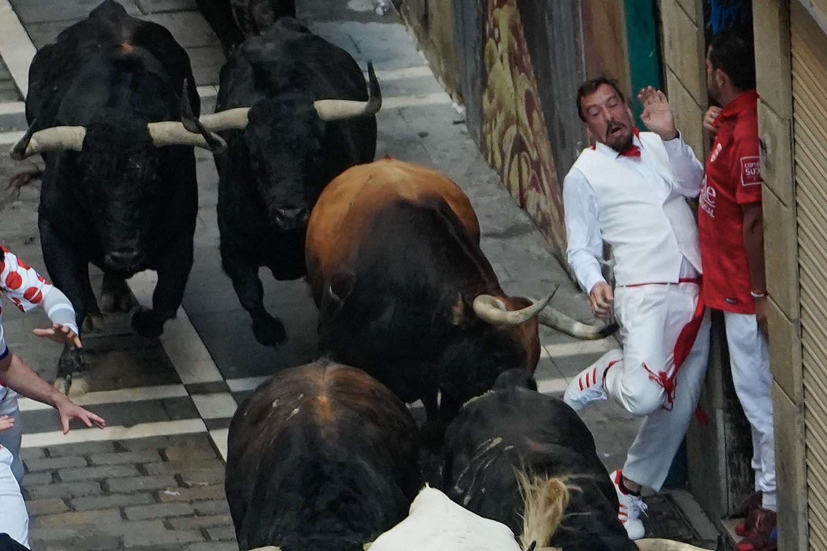 Los toros de Fuente Ymbro han corrido este miércoles un fulgurante encierro. Lo han hecho como una exhalación, y han dejado el encierro más rápido de los presentes Sanfermines, con 2 minutos y 15 segundos. 