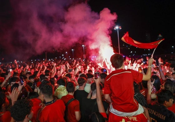 Aficionados de la selección española celebran el triunfo ante Francia en semifinales.