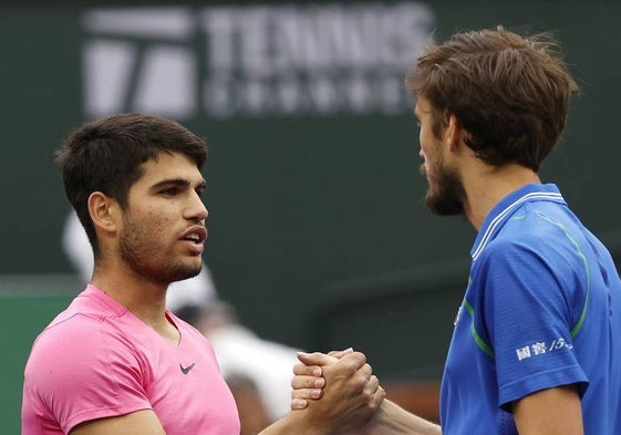 Carlos Alcaraz estrecha la mano de Daniil Medvedev tras un partido en Indian Wells.