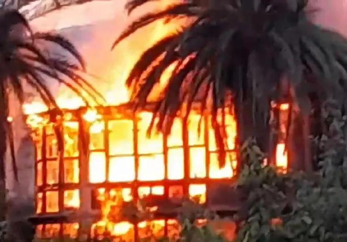 Las llamas devoran una casa en Cudillero.