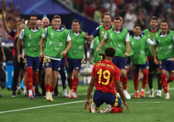 Lamine Yamal celebra su gol ante Francia con el banquillo de la selección española.