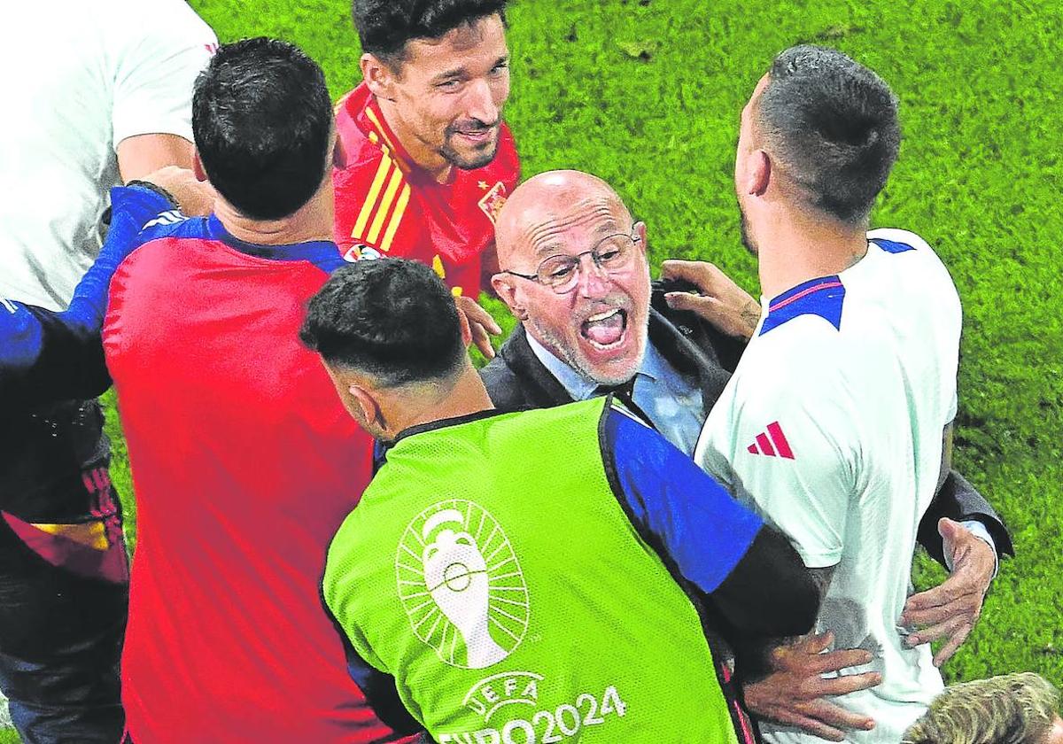 Luis de la Fuente se abraza a sus jugadores tras eliminar a Francia.