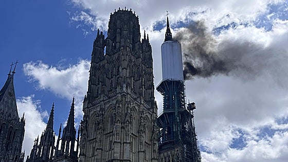 Un incendio daña la aguja de la catedral gótica de Ruán en Francia