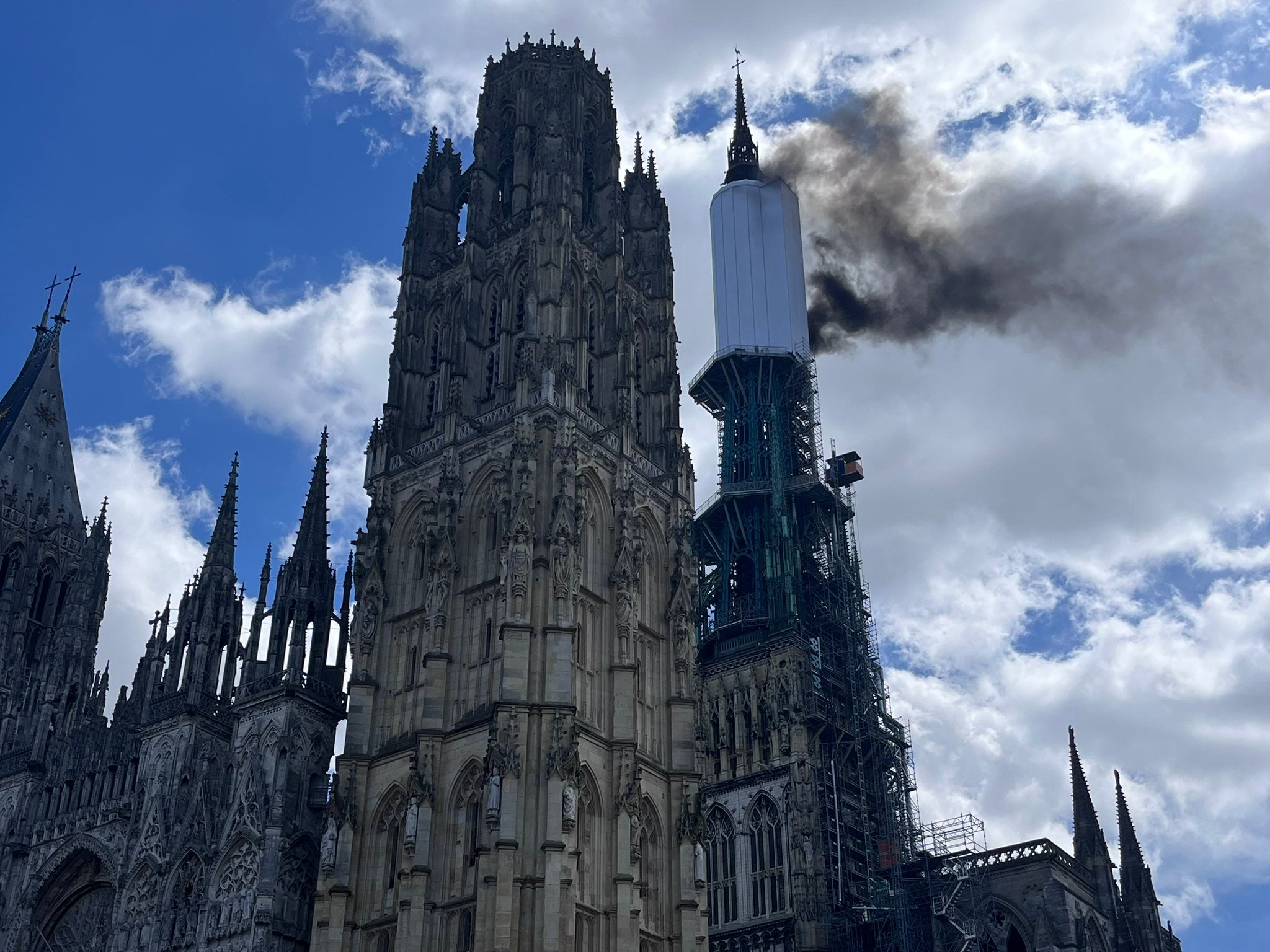 Un incendio daña la aguja de la catedral gótica de Ruán en Francia