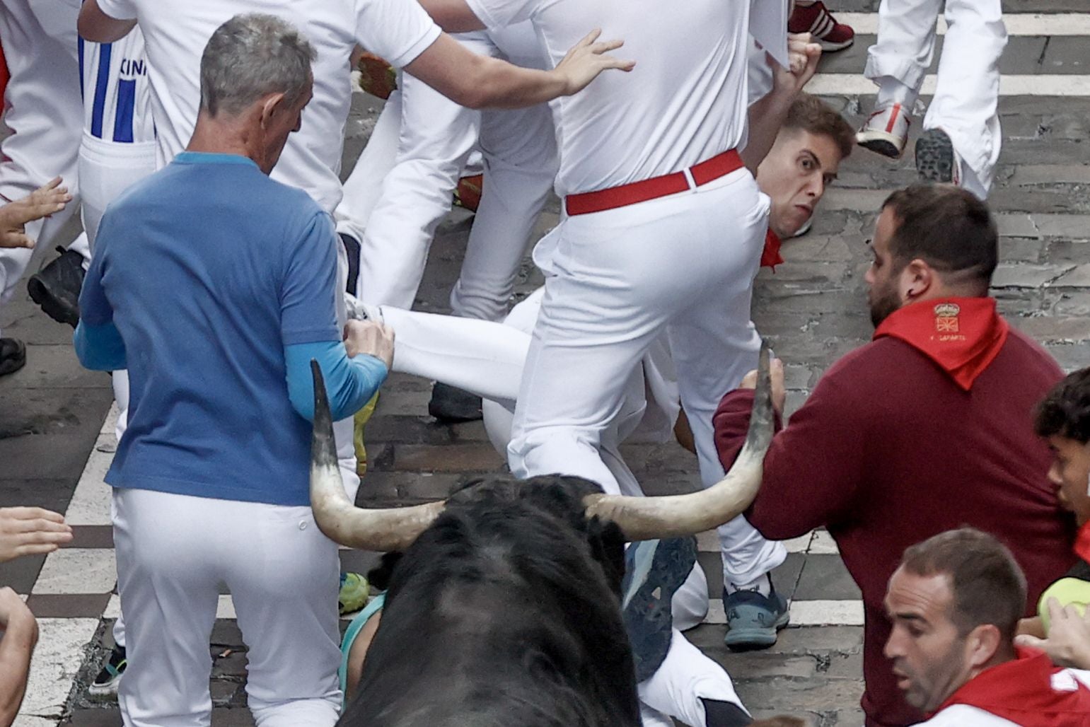 Los mozos son perseguidos por toros de la ganadería de Domingo Hernández Martín.