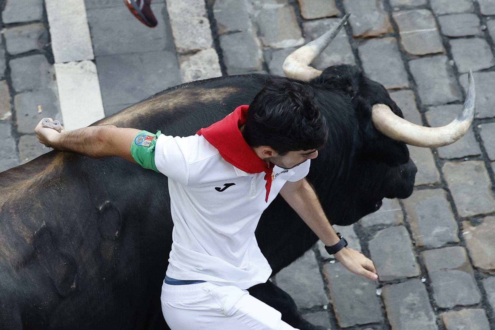 Los toros de la ganadería de Domingo Hernández Martín a su paso por la plaza del Ayuntamiento.