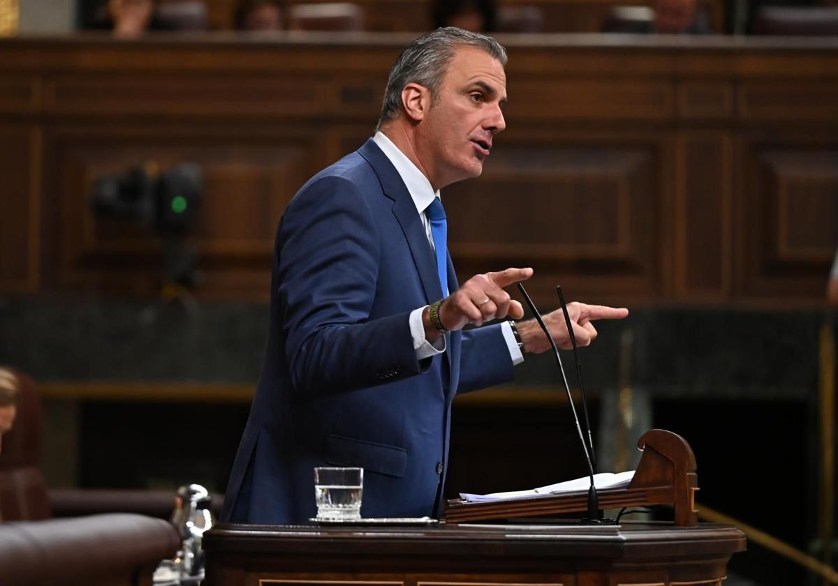 El diputado de Vox, Javier Ortega Smith, durante el pleno de este jueves en el Congreso.