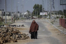 Una mujer desplazada en medio de la desolación del sur de Gaza.