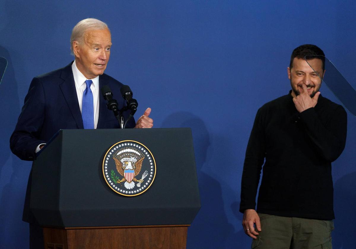 Los presidentes de EE UU, Joe Biden, y Ucrania, Volodímir Zelenski, durante la cumbre de la OTAN celebrada en Washington.