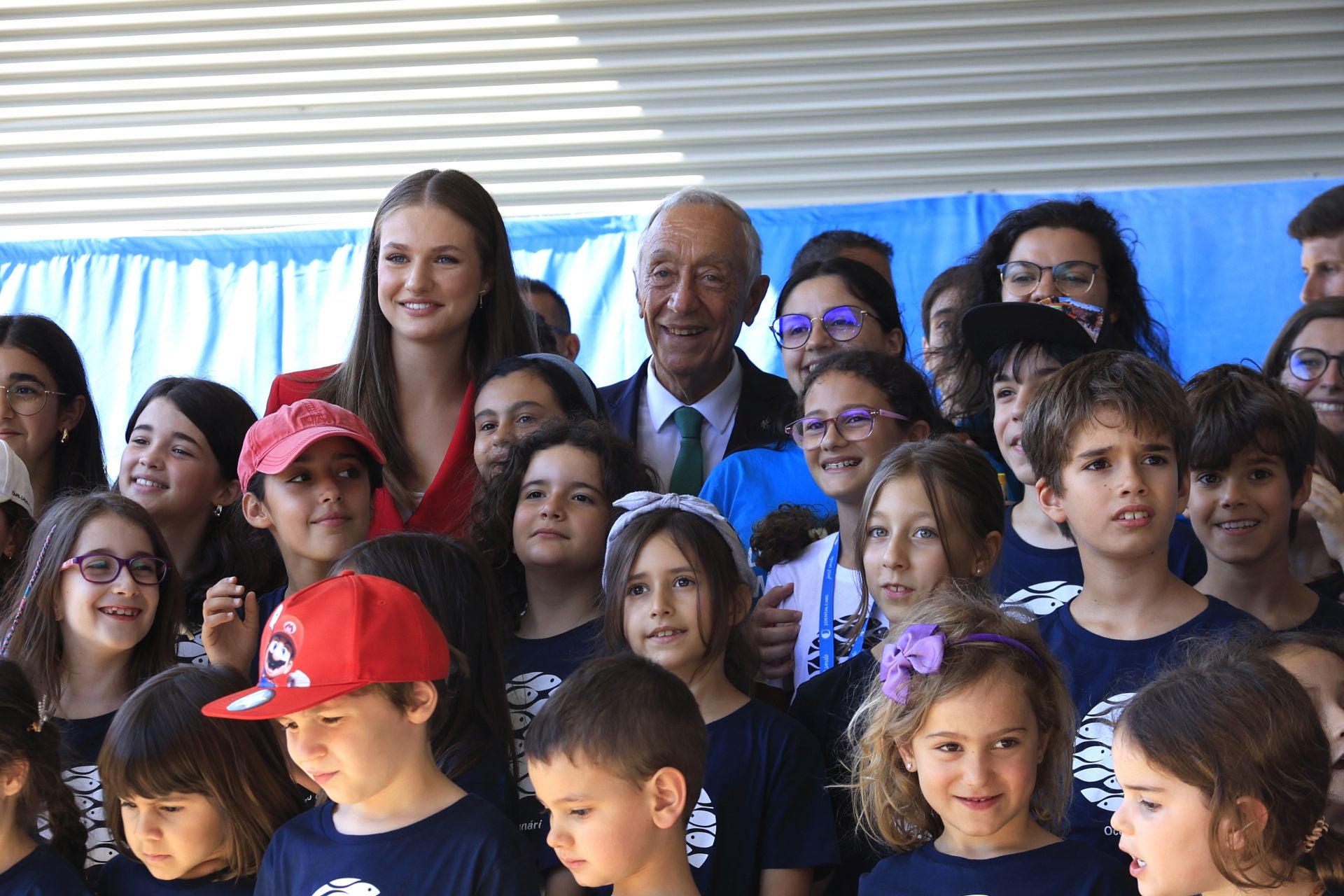 La Princesa posa con un grupo de niños en el Oceanario de Lisboa, en el marco de un acto sobre medio ambiente marino.