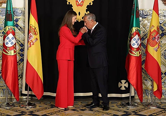 La princesa Leonor de Borbón y el presidente la República Portuguesa Marcelo Rebelo de Sousa, durante su encuentro en el palacio de Belém en Lisboa.