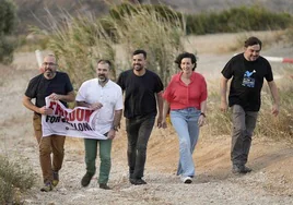 Marta Rovira acompañada por el diputado Ruben Wagensberg (3i), el vicepresidente de Ómnium Cultural Oleguer Serra (2i), el empresario Josep Campmajó (i) y el periodista Jesús Rodríguez (d), a su llegada esta mañana a la localidad de Salses (Francia).