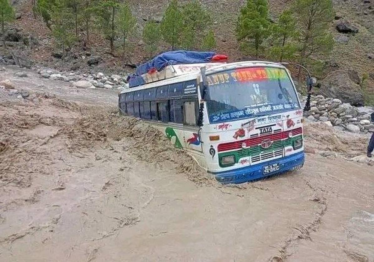 Tres pasajeros pudieron salir del autobús antes de que fueran desplazados al río.