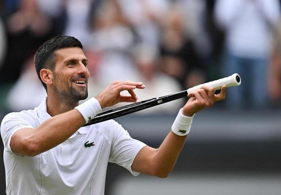 Novak Djokovic celebra su victoria ante Lorenzo Musetti.