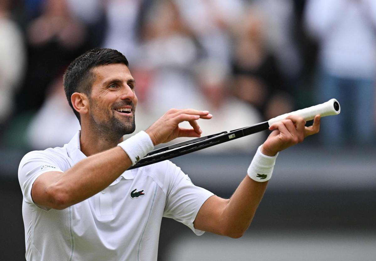 Novak Djokovic celebra su victoria ante Lorenzo Musetti.