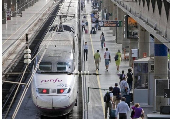 Un AVE de Renfe en una parada en una estación.