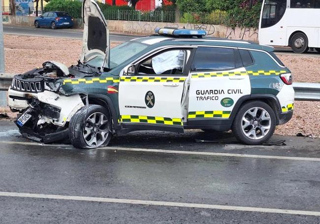 Así ha quedado el coche de la Gurdia Civil tras la persecución.