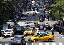 El invento para evitar que te golpeen el coche los que aparcan 'al toque': evita roces y está de moda en Nueva York