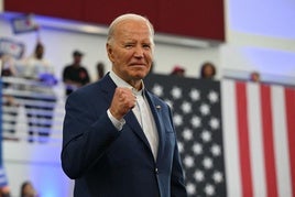 Biden hace un gesto decidido hacia la victoria en su mitin de Detroit.