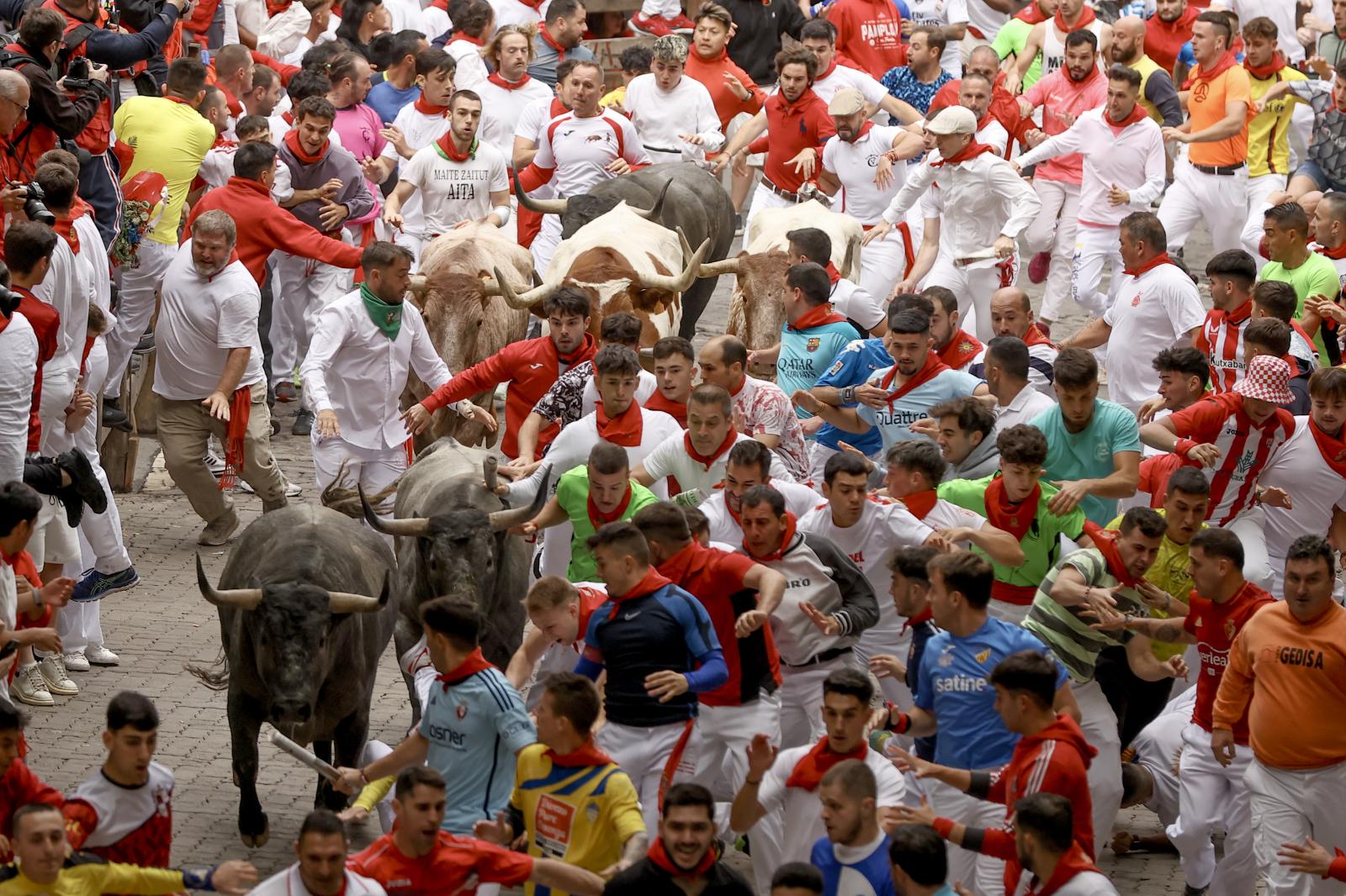 El encierro ha sido multitudinario con carreras muy rápidas y peligrosas.