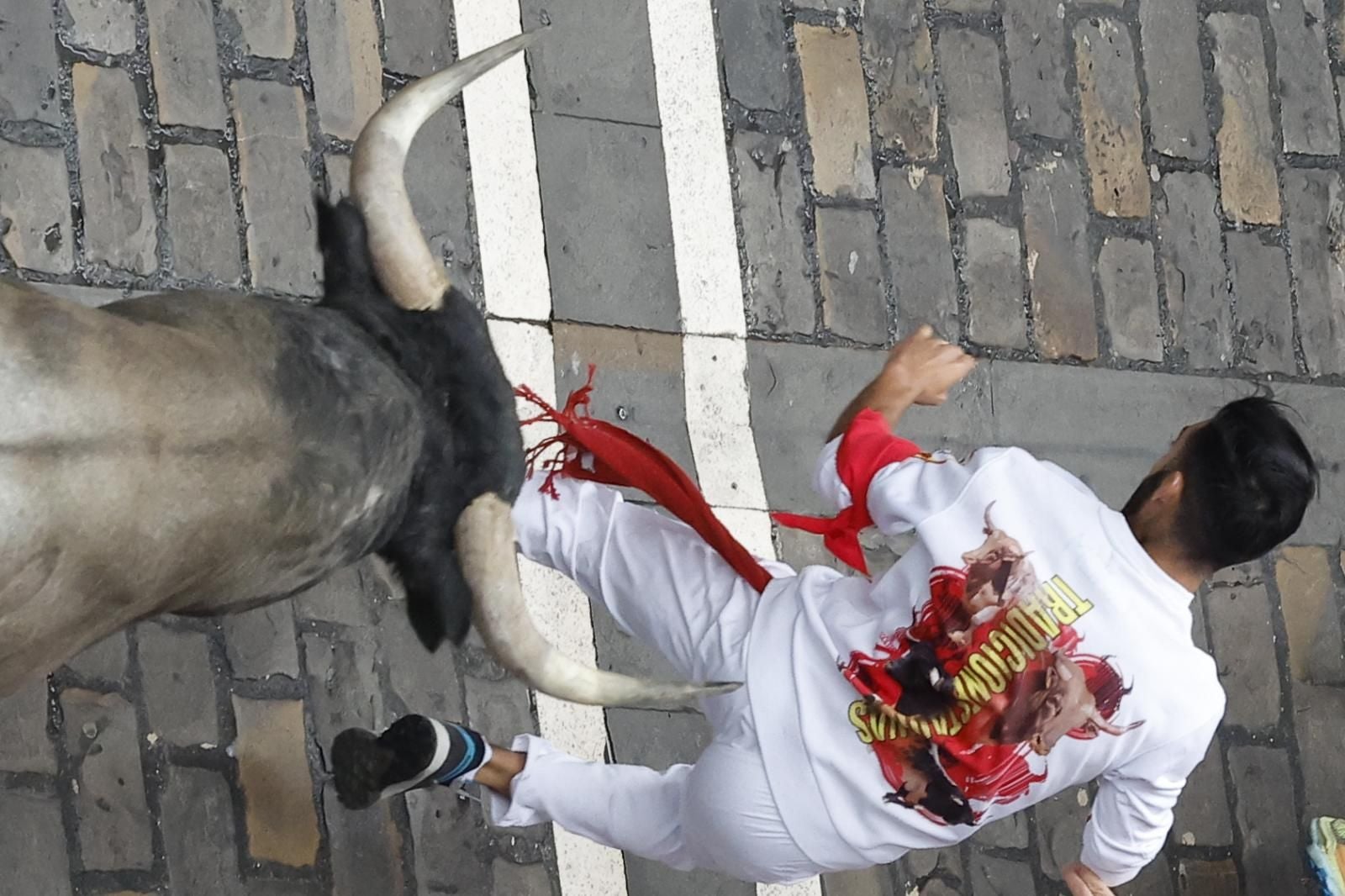 Uno de los mozos es casi alcanzado por las palas de los cuernos de uno de los toros de José Escolar.