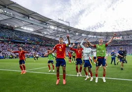 Rodri Hernández lidera la celebración de los españoles ante la afición tras avanzar en la Eurocopa.