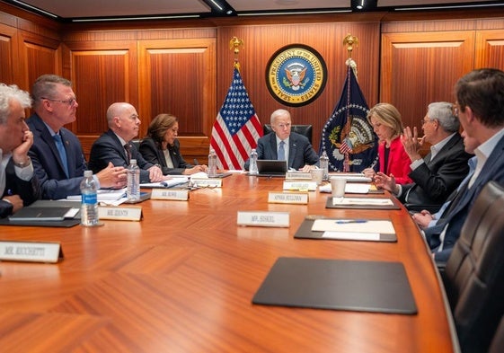 Biden y a la vicepresidenta, Kamala Harris se reunieron ayer con sus asesores de Seguridad Nacional y miembros de las fuerzas del orden en la Sala de Situaciones de Crisis de la Casa Blanca.